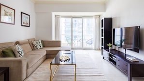 TV - Elegant & Spacious 2BR Apartment In Dubai Marina (Dubai)