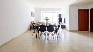 Dining - Elegant & Spacious 2BR Apartment In Dubai Marina (Dubai)
