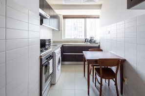 Microwave, oven, stovetop, cookware/dishes/utensils