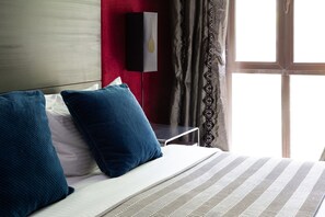 1 bedroom, laptop workspace, iron/ironing board, bed sheets - Luxurious 1BR in Reehan - Old Town Dubai! (Dubai)