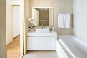 Bathroom - Grand 2BR w/ a Full Sea View & Direct Beach Access (Dubai)