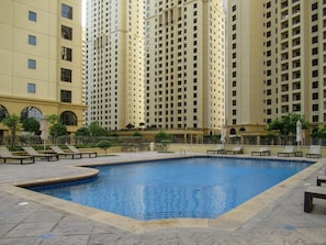 Hồ bơi ngoài trời