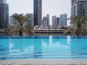 Una piscina al aire libre