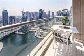 Outdoor dining - Impressive 1BR w/ Incredible Marina Views! (Dubai)