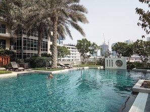 Outdoor pool - Light + Beautiful 1BR in Amazing Downtown Dubai! (Dubai)