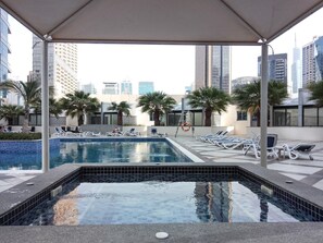 Outdoor pool - Mesmerizing 2BR Apartment in Dubai Marina (Dubai)