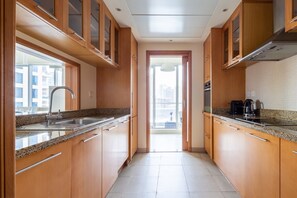 Een magnetron, een oven, een kookplaat, een vaatwasser