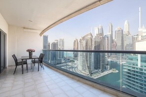 Outdoor dining - Modern 1BR w/ Gorgeous Marina Views! Sleeps 4 (Dubai)
