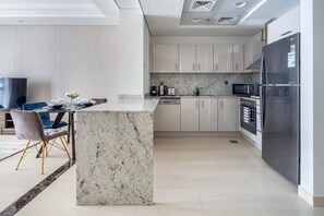 Mikrowelle, Ofen, Herdplatte, Geschirrspüler