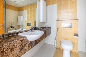 Bathtub - Minutes From Beach! Bright 1BR in Dubai Marina! (Dubai)