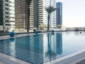Outdoor pool - Modern + Light 2BR in Dubai Marina w/ Sea Views! (Dubai)