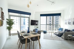 TV - Modern + Light 2BR in Dubai Marina w/ Sea Views! (Dubai)