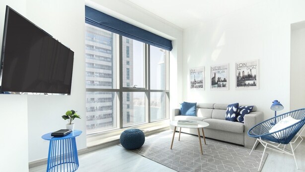 Living area - Modern + Light 2BR in Dubai Marina w/ Sea Views! (Dubai)