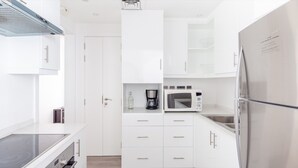 Lò vi sóng, lò nướng, bếp nấu, dụng cụ nấu nướng/bát dĩa/dao nĩa