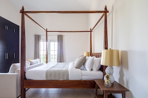 3 bedrooms, laptop workspace, iron/ironing board, WiFi