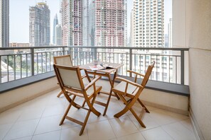 Outdoor dining - State Of The Art 2BR Apartment in Downtown Dubai (Dubai)