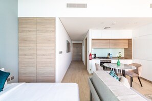 Iron/ironing board, WiFi, bed sheets - Spacious & Ornate Studio Apartment in the Famous Dubai Marina! (Dubai)