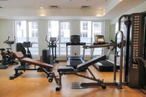 Fitness facility - Plush 3BR w/ Study in Prime District - Downtown Dubai! (Dubai)