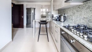 Private kitchen - Plush 3BR w/ Study in Prime District - Downtown Dubai! (Dubai)