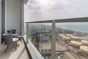 Terrace/patio - Remarkable Value Studio Apartment In Unbeatable Location! (Dubai)