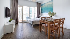 Laptop workspace, iron/ironing board, WiFi, bed sheets - Rustic And Vibrant Studio Apartment In Downtown Dubai (Dubai)