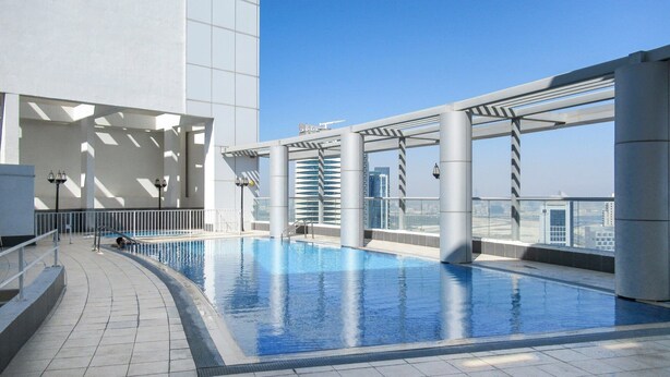 Outdoor pool - Rustic And Vibrant Studio Apartment In Downtown Dubai (Dubai)