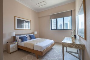 2 bedrooms, laptop workspace, iron/ironing board, bed sheets - Modern 2BR w/ Tranquil Ambience in Emirates Hills! (Dubai)