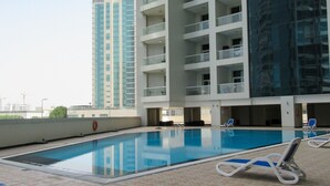 Outdoor pool - Luxury 2BR in Barsha Heights - Close Proximity to Metro! (Dubai)
