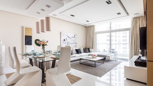 TV - Luxury 2BR in Barsha Heights - Close Proximity to Metro! (Dubai)