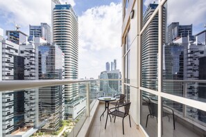 Outdoor dining - Rich & Vibrant 2BR With Study in Downtown Dubai (Dubai)