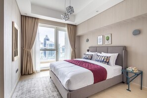 2 عدّة غرف نوم ومساحة عمل للكمبيوتر المحمول ومكواة/لوح كي وواي فاي