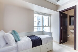 2 bedrooms, laptop workspace, iron/ironing board, WiFi - Rich & Vibrant 2BR With Study in Downtown Dubai (Dubai)