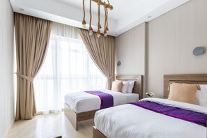 3 bedrooms, laptop workspace, iron/ironing board, bed sheets - Modern Luxury Living in This 3BR Apt in Downtown Dubai (Dubai)