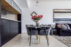 Dining - Striking 1BR in Dubai Marina - Minutes From Beach (Dubai)