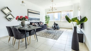 Interior - Striking 1BR in Dubai Marina - Minutes From Beach (Dubai)