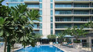 Outdoor pool - Striking 1BR in Dubai Marina - Minutes From Beach (Dubai)