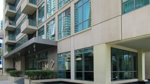 Exterior - Striking 1BR in Dubai Marina - Minutes From Beach (Dubai)