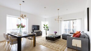 Living room - Visually Stunning 2BR in Dubai Marina - Sleeps 5! (Dubai)