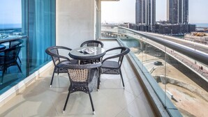 Outdoor dining - Superior 2BR in Magnificent Dubai Marina! (Dubai)