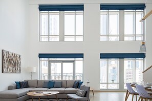 TV - Unique + Stunning 2BR Loft in Downtown Dubai! (Dubai)