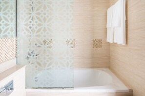 Bathtub - Upscale 2BR Apartment In Downtown Dubai (Dubai)