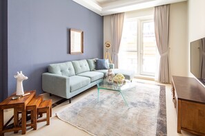 TV - Upscale 2BR Apartment In Downtown Dubai (Dubai)