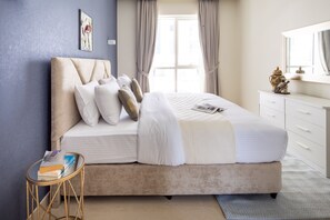 2 bedrooms, laptop workspace, iron/ironing board, WiFi - Upscale 2BR Apartment In Downtown Dubai (Dubai)