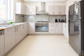 Microwave, oven, stovetop, dishwasher - Upscale 2BR Apartment In Downtown Dubai (Dubai)
