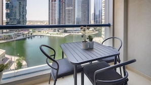 Outdoor dining - Superb Studio w/ Lake Views in JLT - Near the Metro! (Dubai)