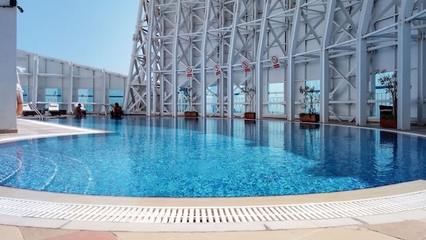 Outdoor pool - Superb Studio w/ Lake Views in JLT - Near the Metro! (Dubai)