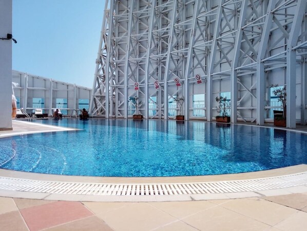 Outdoor pool - Superb Studio w/ Lake Views in JLT - Near the Metro! (Dubai)