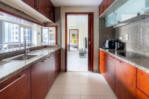 Een microgolfoven, een oven, een kookplaat, een kinderstoel