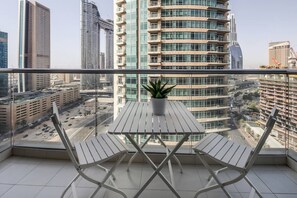 Outdoor dining - Phenomenal Burj Khalifa Views in This Lovely 2br! (Dubai)