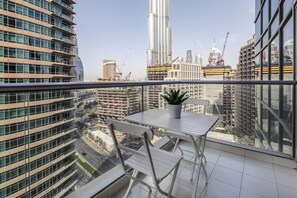 Outdoor dining - Phenomenal Burj Khalifa Views in This Lovely 2br! (Dubai)